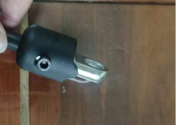 प्रतिरोध प्रशिक्षण के लिए व्यायाम में काले जिम के तार रस्सी को नरम करें